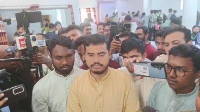 সংবাদমাধ্যমের সঙ্গে আলাপকালে ছাত্রশিবিরের ভিপি প্রার্থী ইব্রাহিম হোসেন রনি