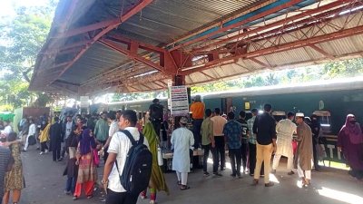 শাটল ট্রেনে ভোট দিতে আসছেন শিক্ষার্থীরা