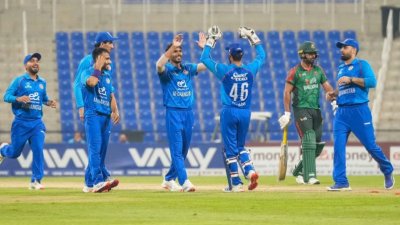 ব্যাট হাতে অসহায় আত্মসমর্পণ করেছে বাংলাদেশ।