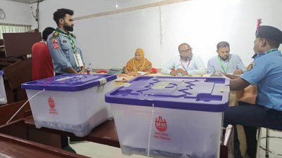 চট্টগ্রাম বিশ্ববিদ্যালয়ের কেন্দ্রীয় ছাত্র সংসদ (চাকসু) নির্বাচনে প্রায় ৭০ শতাংশ শিক্ষার্থী ভোট দিয়েছেন বলে জানিয়েছেন প্রধান নির্বাচন কমিশনার অধ্যাপক মনির উদ্দিন