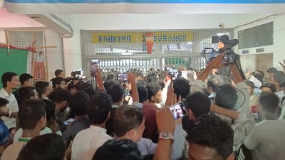 চট্টগ্রাম বিশ্ববিদ্যালয় ব্যবসায় প্রশাসন অনুষদ ভবনের সামনে হট্টগোল