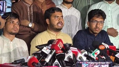 চাকসু ভবনের সামনে আয়োজিত এক সংবাদ সম্মেলনে বক্তব্য দেন ‘সম্প্রীতির শিক্ষার্থী জোট’ প্যানেলের সহ-সভাপতি (ভিপি) প্রার্থী ইব্রাহীম হোসেন রনি