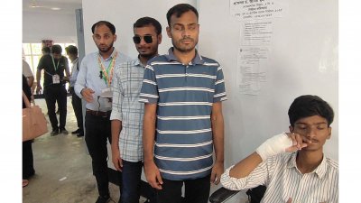 ব্রেইল পদ্ধতির ব্যালট পেপার না থাকায় দৃষ্টি প্রতিবন্ধী ভোটারদের মধ্যে সুষ্ঠু ভোটদান নিয়ে উদ্বেগ সৃষ্টি হয়েছে