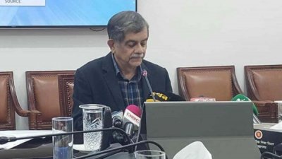 সংবাদ সম্মেলনে বক্তব্য রাখছেন শিক্ষা উপদেষ্টা অধ্যাপক ড. সি আর আবরার