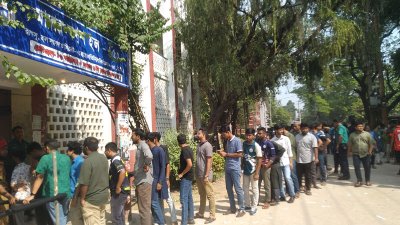 কেন্দ্রগুলোর সামনে সারিবদ্ধভাবে দাঁড়িয়ে ভোট দিচ্ছেন ভোটাররা