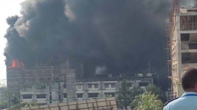 সিইপিজেডে পোশাক কারখানায় লাগা আগুন