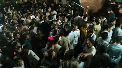 সহ-উপাচার্যকে অবরুদ্ধ ছাত্রদলের।