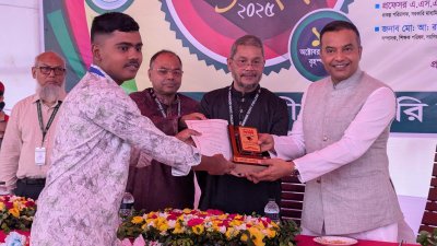 শিক্ষার্থীদের হাতে সম্মাননা সনদ এবং ক্রেস্ট তুলে দেন  অধ্যক্ষ প্রফেসর মোশতাক আহমেদ ভূঁইয়া