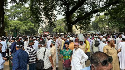 শহীদ মিনারে শিক্ষকদের অবস্থান কর্মসূচি চলমান