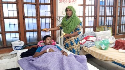 নির্যাতনের শিকার রিকশাচালক বর্তমানে ফরিদপুর জেনারেল হাসপাতালে চিকিৎসাধীন