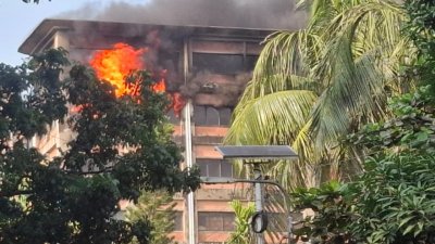 দাউ দাউ করে জ্বলছে আগুন