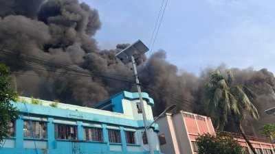 এখনও দাউ দাউ করে জ্বলছে আগুন