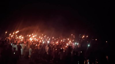 তিস্তা মহাপরিকল্পনা দ্রুত বাস্তবায়নের দাবিতে নদী তীরে মশাল প্রজ্জ্বলন করে ‘জাগো বাহে, তিস্তা বাঁচাই’ কর্মসূচি পালন করেছে ‘তিস্তা নদী রক্ষা আন্দোলন কমিটি’