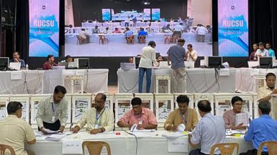 রাকসু নির্বাচনের ফল ঘোষণা করা হচ্ছে