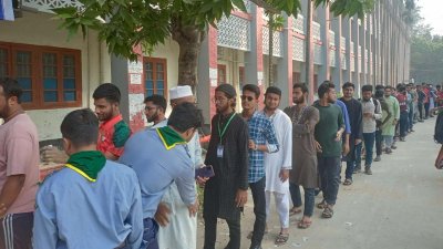 দীর্ঘ সারিতে অপেক্ষমাণ ভোটাররা
