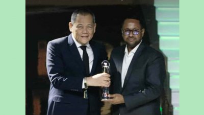 পুরস্কার নিচ্ছেন বাফুফে সাধারণ সম্পাদক ইমরান হোসেন তুষার