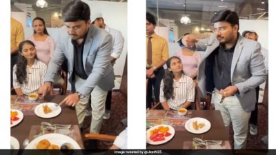 শিষ্টাচারের নামে কাঁটাচামচ দিয়ে সমুচা খাওয়া নিয়ে নেটিজেনদের রসিকতা
