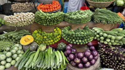 চড়া দামে বিক্রি হচ্ছে বেশিরভাগ সবজি