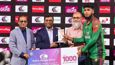 ৬ উইকেট নিয়ে ম্যাচসেরা রিশাদ।