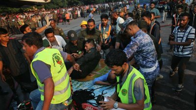 আহত একজনকে উদ্ধার করে নিয়ে যাচ্ছেন স্বেচ্ছাসেবীরা