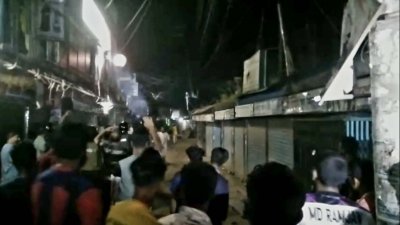 রাতে টর্চলাইট জ্বালিয়ে দুই দল গ্রামবাসী সংঘর্ষে লিপ্ত হয়