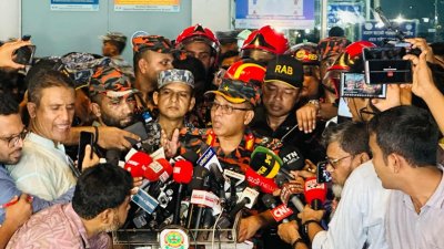 সাংবাদিকদের সঙ্গে কথা বলছেন ফায়ার সার্ভিস ও সিভিল ডিফেন্সের মহাপরিচালক (ডিজি) ব্রিগেডিয়ার জেনারেল মুহাম্মদ জাহেদ কামাল/বাংলা ট্রিবিউন