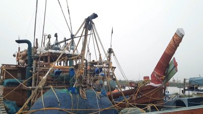আটক ট্রলার