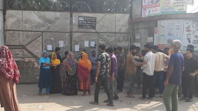 গাজীপুরের কোনাবাড়ীতে দুই মাসের বকেয়া বেতনের দাবিতে প্রায় ১০ ঘণ্টা আঞ্চলিক সড়ক অবরোধ করে বিক্ষোভ করেছেন একটি পোশাক কারখানার শ্রমিকরা