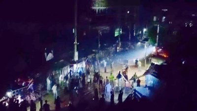 টর্চ লাইট জ্বালিয়ে দুই পক্ষের সংঘর্ষ