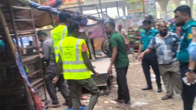 অবৈধ দোকানপাট উচ্ছেদ করছেন ডিএনসিসির কর্মীরা