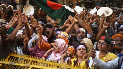 থালা-বাটি নিয়ে শিক্ষকদের ভুখা মিছিল। ফাইল ছবি: নাসিরুল ইসলাম