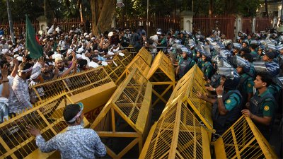 এমপিওভুক্ত শিক্ষক-কর্মচারীরা ‘ভুখা মিছিল’ আটকে দেন আইনশৃঙ্খলা রক্ষাকারী বাহিনীর সদস্যরা। ছবি: নাসিরুল ইসলাম