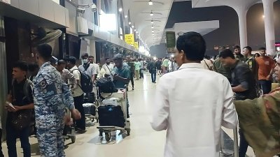 টার্মিনালে অপেক্ষায় যাত্রি ও স্বজনরা/বাংলা ট্রিবিউন