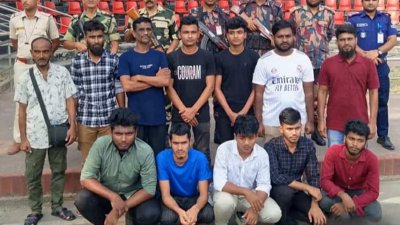 দীর্ঘ আট মাস পর ১২ বাংলাদেশি নাবিক বেনাপোল চেকপোস্ট দিয়ে দেশে এসেছেন