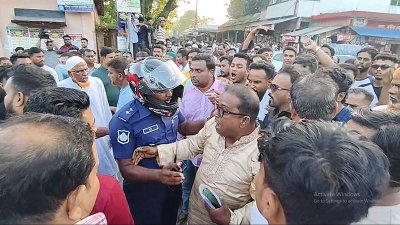 এ কে আজাদের গাড়িবহর ঘিরে ঘরেন বিএনপি ও অঙ্গ সংগঠনের নেতাকর্মীরা
