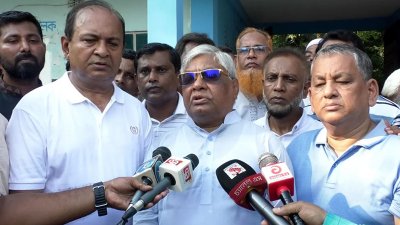 নোয়াখালীতে সাংবাদিকদের সঙ্গে কথা বলেন বরকত উল্লাহ বুলু