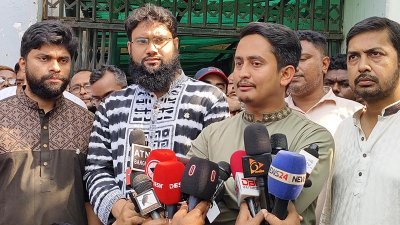 দিনাজপুর শিল্পকলা একাডেমিতে সভা শেষে সাংবাদিকদের সঙ্গে কথা বলেন সারজিস আলম
