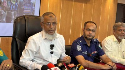সাংবাদিকদের সঙ্গে কথা বলছেন ইসি আনোয়ারুল ইসলাম