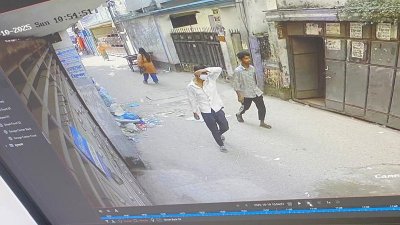 সিসি টিভির ফুটেজ পর্যবেক্ষণ করা হচ্ছে