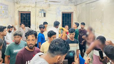 হাসপাতালে চিকিৎসা নিচ্ছেন আহতরা
