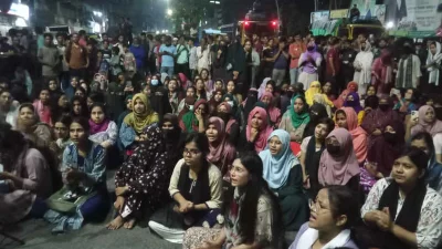 টিএসসিতে ঢাবি শাখা ছাত্রদলের বিক্ষোভ (ছবি: নাসিরুল ইসলাম)