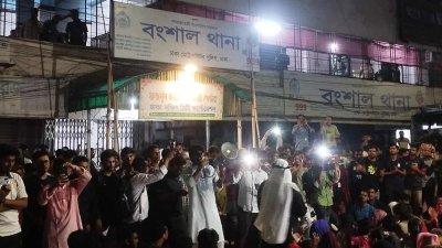 বংশাল থানার সামনে জবি শিক্ষার্থীরা