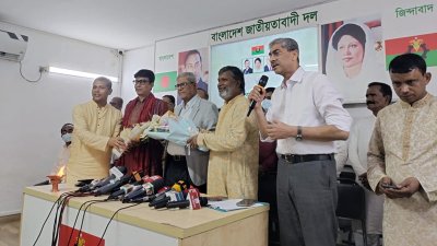 মির্জা ফখরুল ইসলাম আলমগীরের হাতে ফুল দিয়ে তারা বিএনপিতে যোগ দেন
