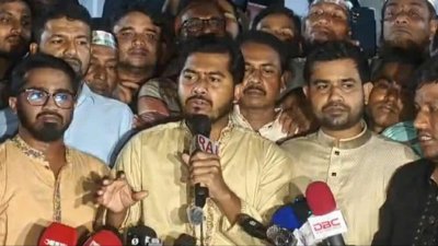 শিক্ষকদের আন্দোলনে একাত্মতা ও সংহতি জানিয়ে বক্তব্য রাখছেন নুরুল হক নুর
