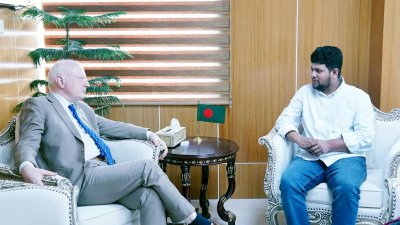 তথ্য উপদেষ্টা মো. মাহফুজ আলমের সঙ্গে বাংলাদেশে নিযুক্ত জার্মানির রাষ্ট্রদূত রুডিগার লোটজ