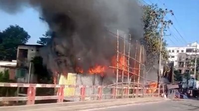সাতটি ব্যবসা প্রতিষ্ঠানের মালামাল পুড়ে ছাই হয়ে গেছে