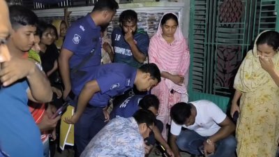 মরদেহের পাশে পুলিশ ও অন্যরা