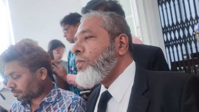 আন্তর্জাতিক অপরাধ ট্রাইব্যুনাল প্রাঙ্গণে সাংবাদিকদের সঙ্গে কথা বলেন আইনজীবী মো. আমির হোসেন