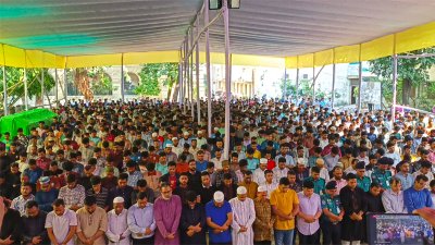 জোবায়েদ হোসাইনের প্রথম জানাজা বিশ্ববিদ্যালয় ক্যাম্পাসে সম্পন্ন হয়েছে। জানাজায় বিশ্ববিদ্যালয়ের শিক্ষক, শিক্ষার্থী এবং বিভিন্ন ছাত্র সংগঠনের নেতাকর্মীরা অংশ নেন