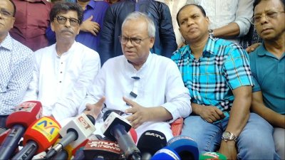 কুমিল্লায় এক কণ্ঠশিল্পীর বাড়িতে গিয়ে সাংবাদিকদের সঙ্গে কথা বলেন রুহুল কবির রিজভী